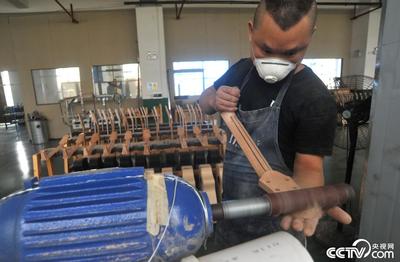 貴州正安 吉他彈出“致富曲”與創(chuàng)意廣告設(shè)計(jì)的交響